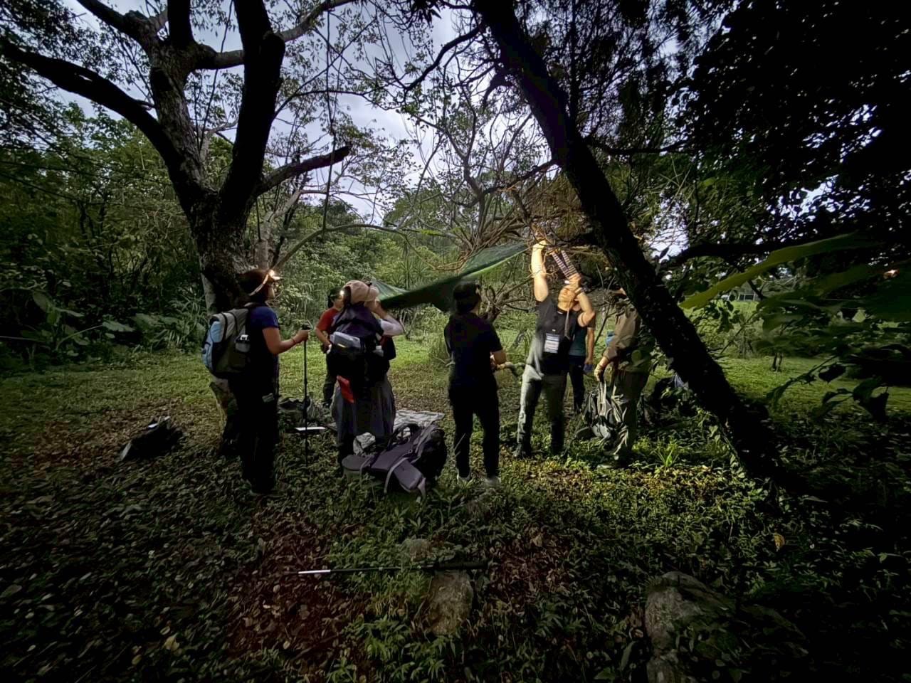「躲空襲、找食物、搭避難所」木柵自訓團演練考驗成果 體能、看紙本地圖成最大挑戰's story cover image