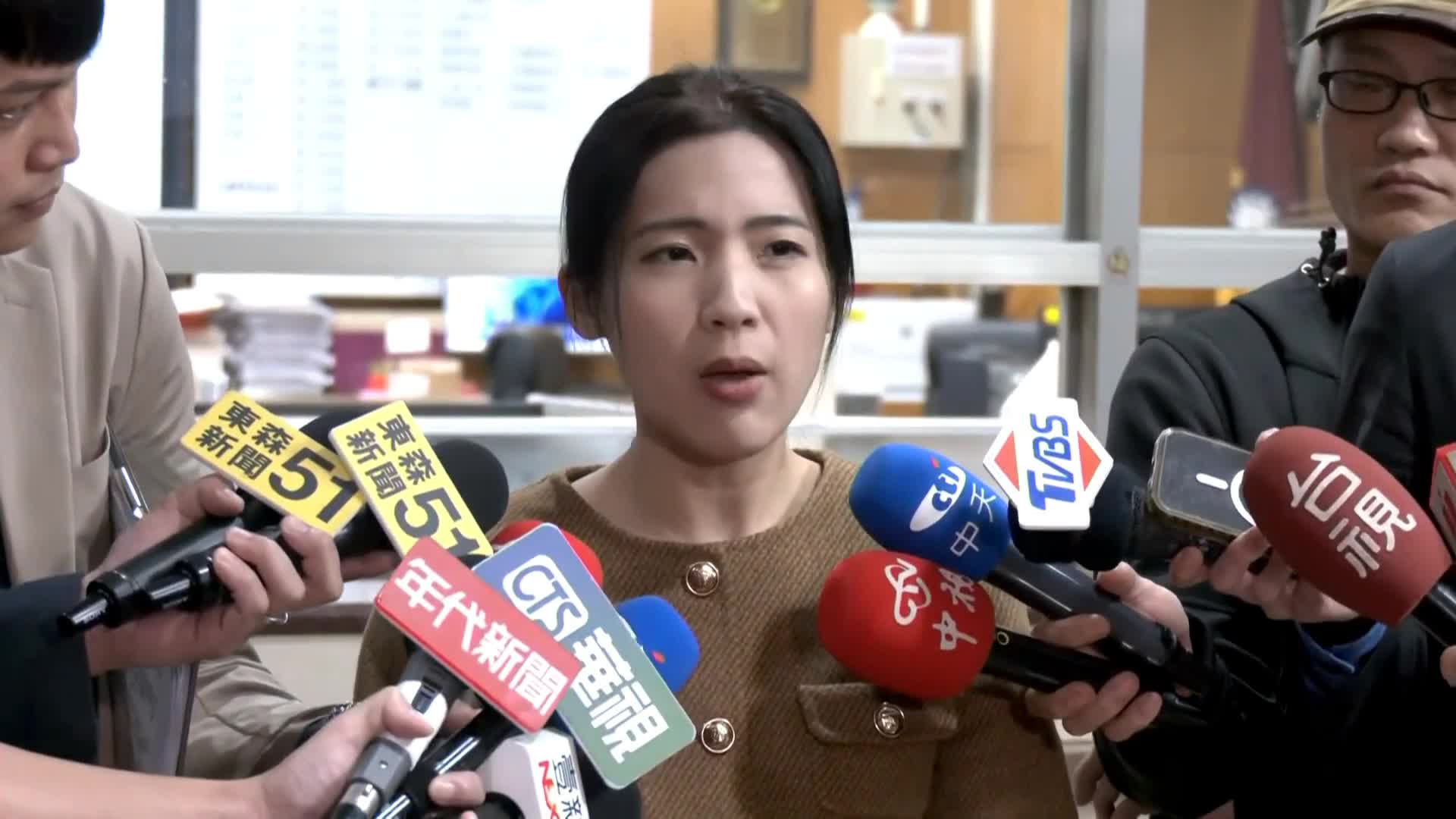 卓榮泰曬赴日包機單據問「能否報公帳」　徐巧芯嗆：我不是你媽's story cover image