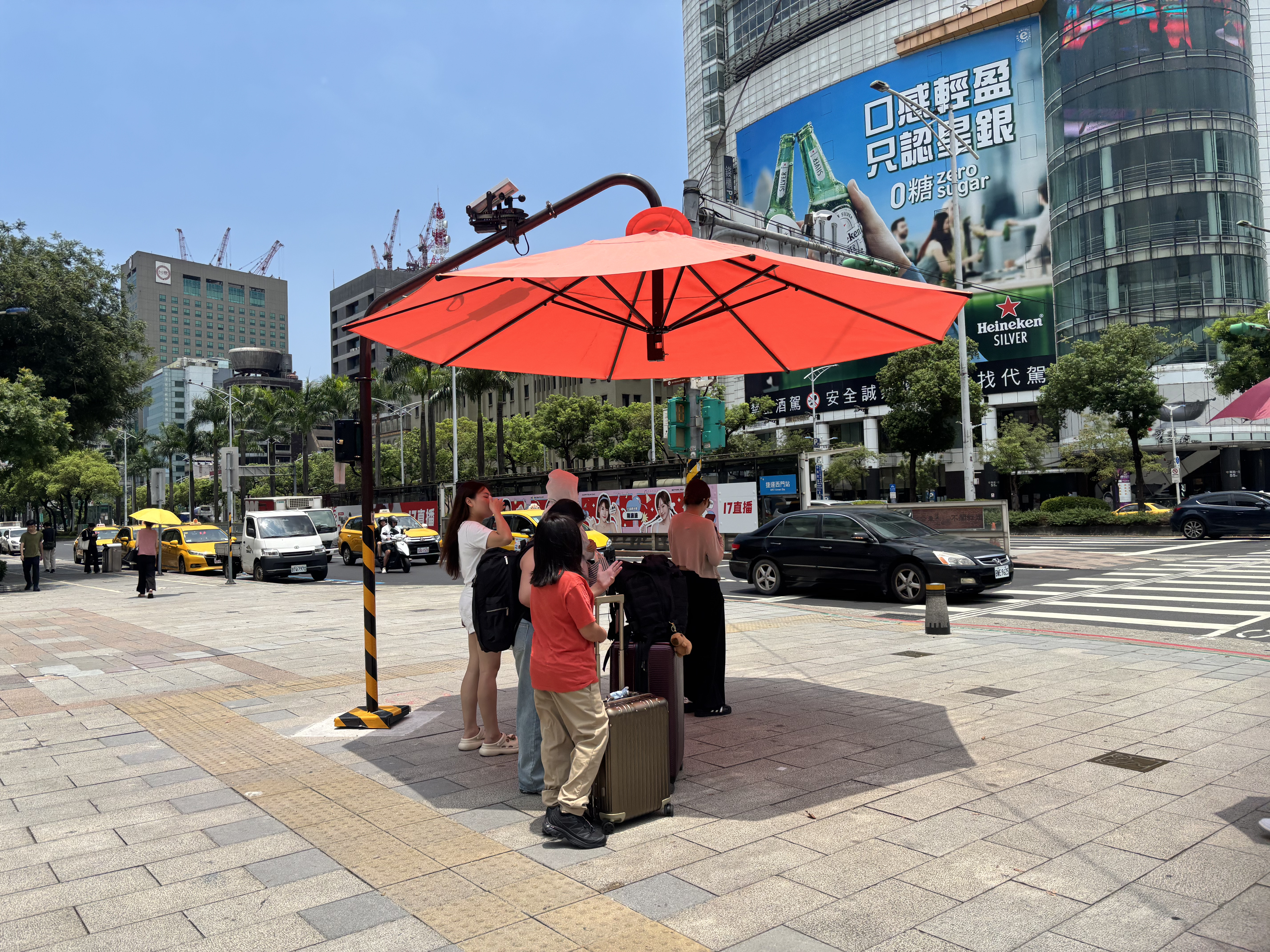 停等紅燈不怕曬 戶外遮陽傘設哪裡最有效？ 專家：改善都市熱島仍應「以樹為本」's story cover image