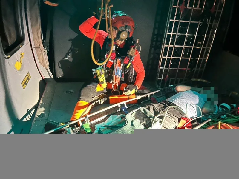 澳籍男搭郵輪急性冠心症　空勤黑鷹直升機急救援's story cover image