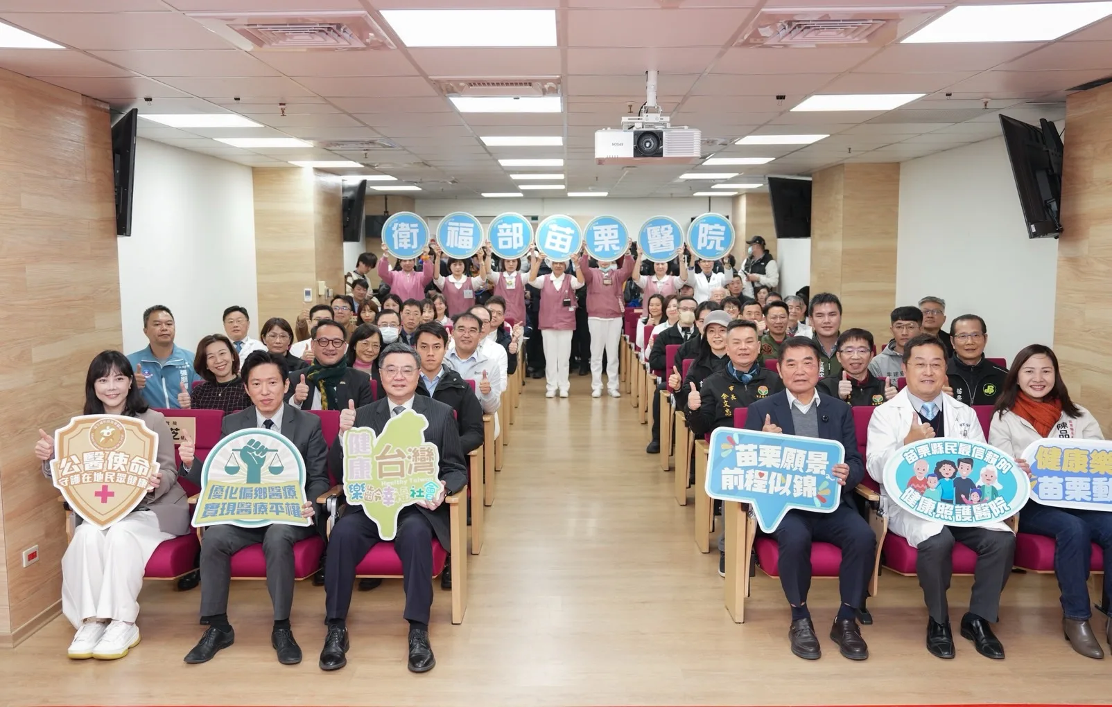 卓揆視察苗栗醫院急重症大樓　盼朝醫學中心邁進's story cover image