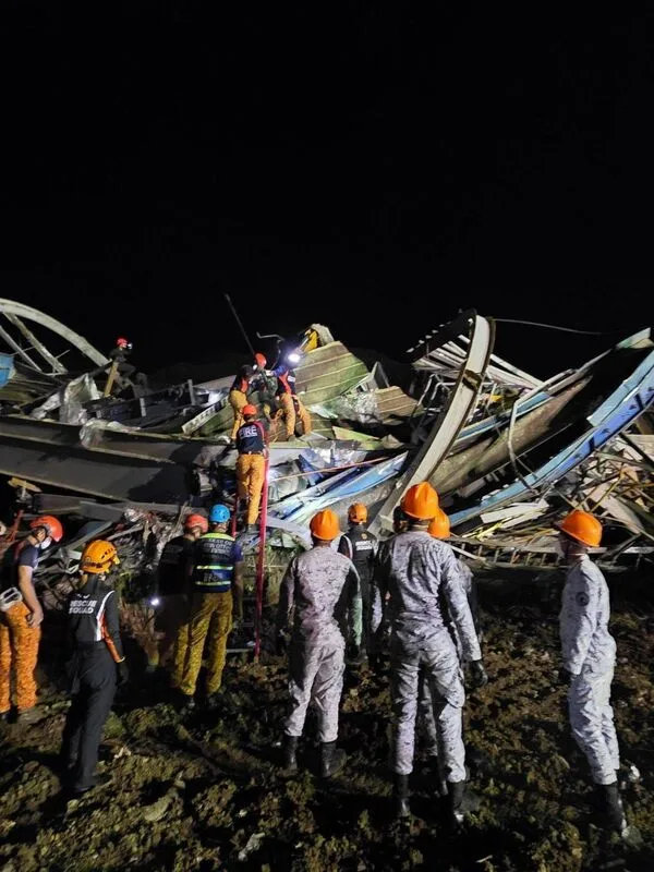 菲律賓垃圾山崩塌增至8死　市府拚最後搜救希望's story cover image