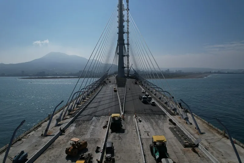 淡江大橋主橋鋪面完工  「黑色糖漿」鋪面至少20壽命's story cover image