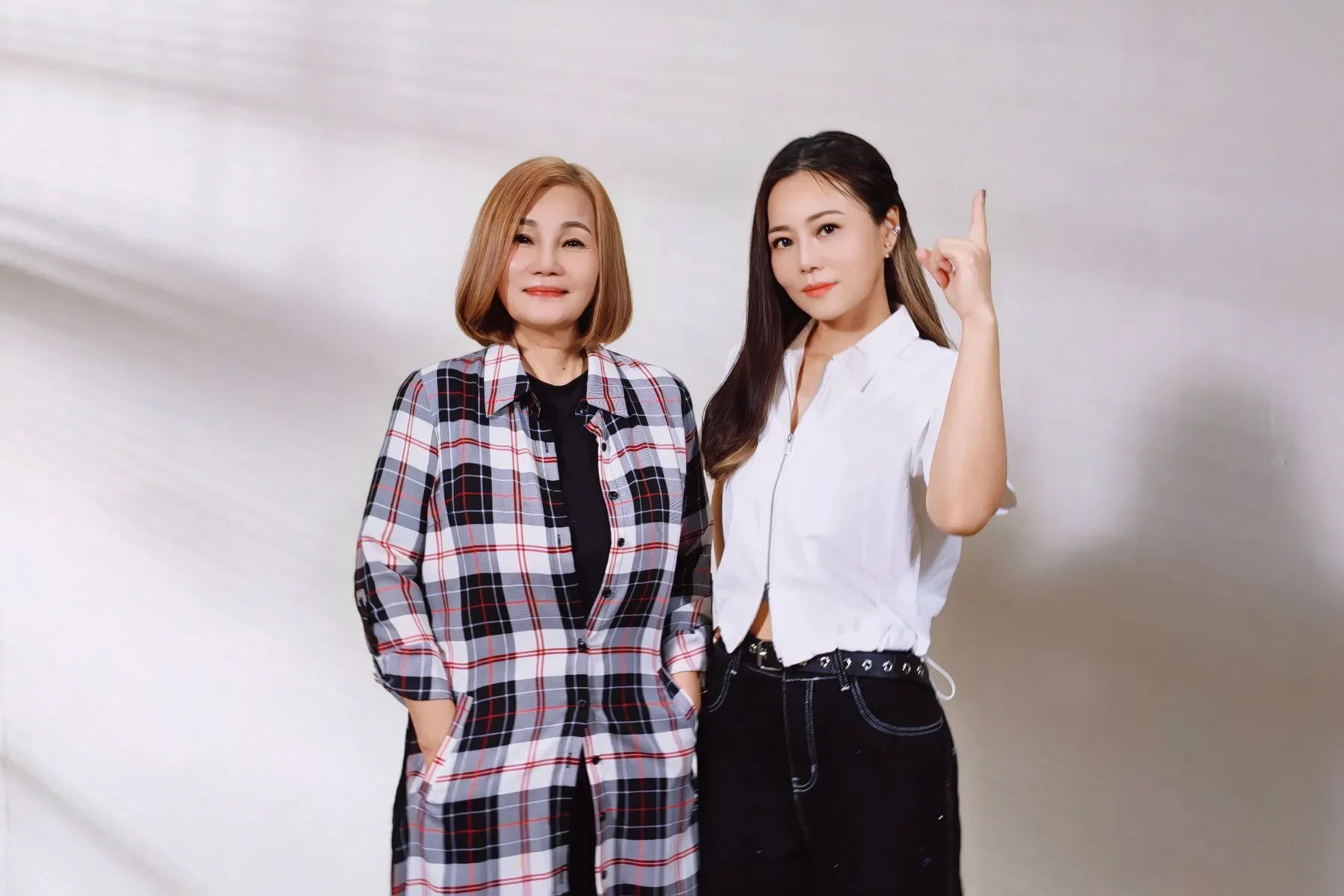 官靈芝、林沛蕎首度同框拍廣告　親授「2不」防詐妙招's story cover image