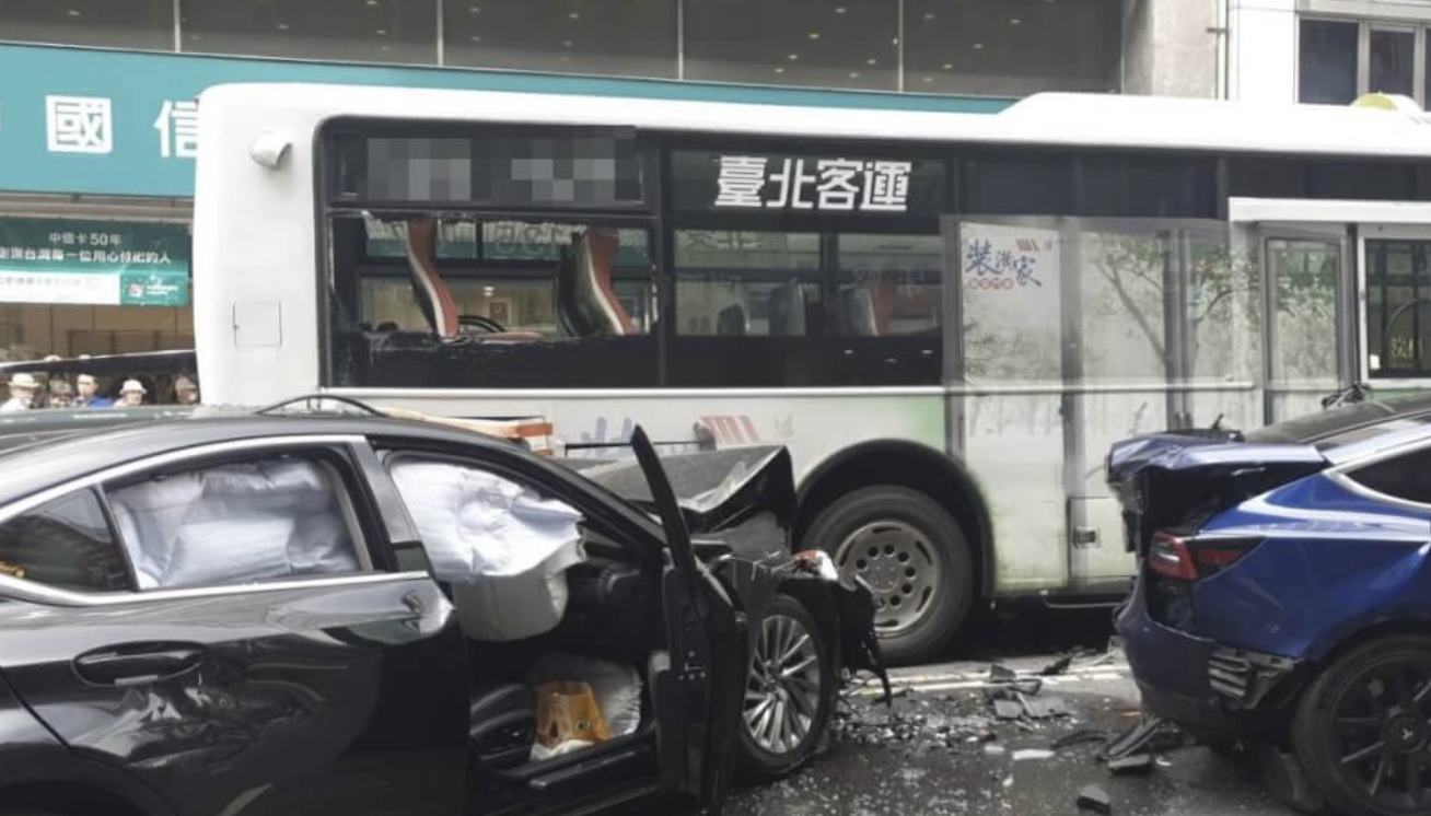 北市78歲翁「無照駕駛」重慶南路暴衝！　身份起底為「某貿易公司董座」's story cover image