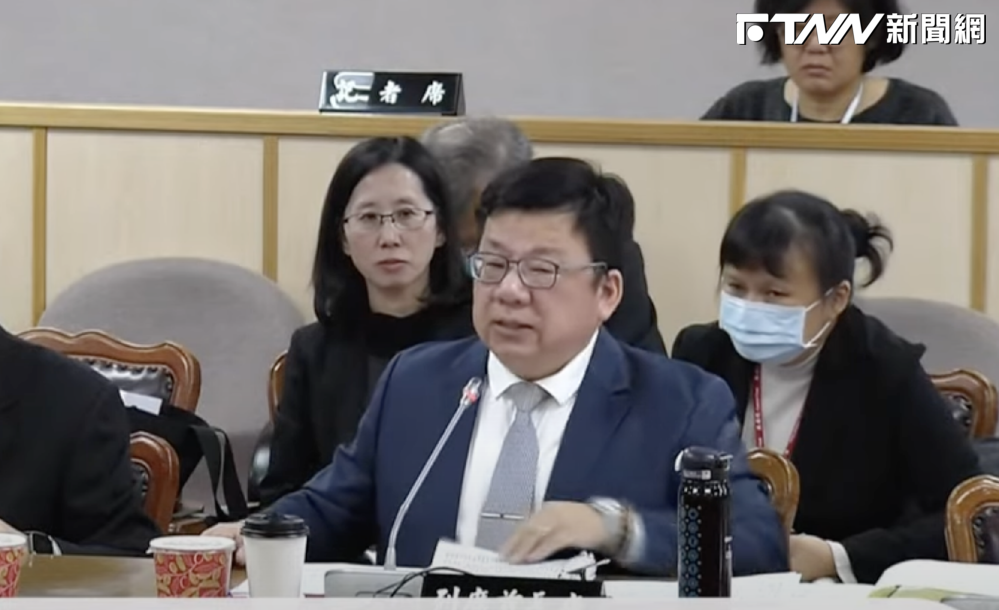 遭爆利用公務車送愛犬美容　李俊俋晚間請辭監察院秘書長's story cover image