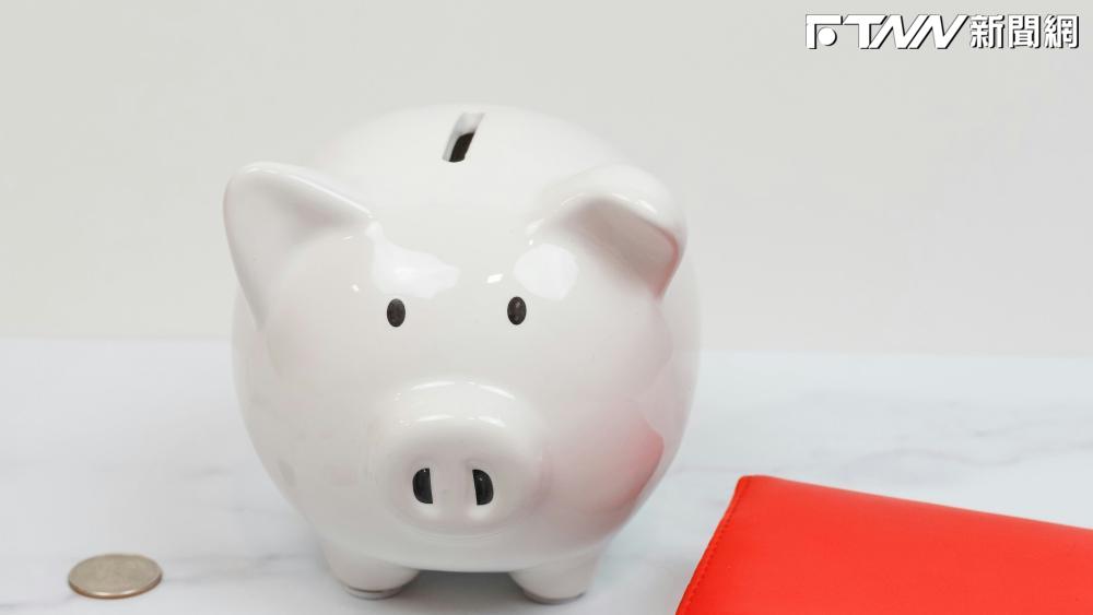 長老瘋搶高息ETF！5月買這「國民ETF」6.3萬張「豪砸13億元」　再搶進00919、0056共6.3萬張's story cover image