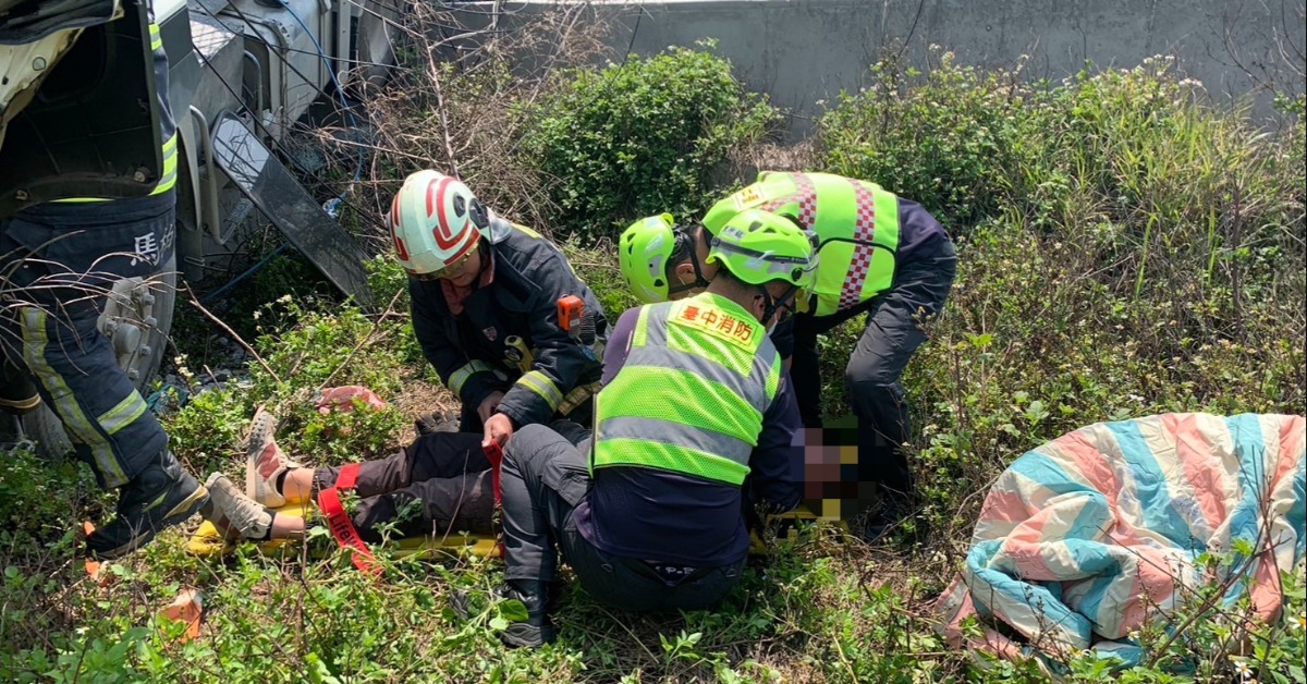 台中大甲重大車禍！砂石車猛撞台電工程車1死3傷 搶救畫面曝's story cover image