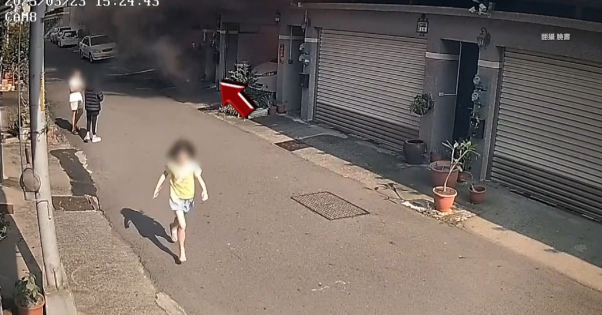 民宅車庫突竄火！ 隔壁小孩急求援夫妻、女兒ICU插管's story cover image