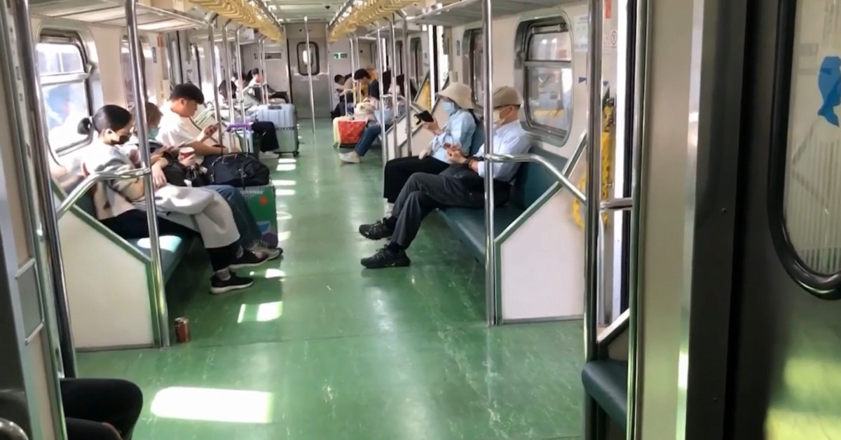 台鐵區間車廂內竟淹水 網：潑水節台南上演's story cover image