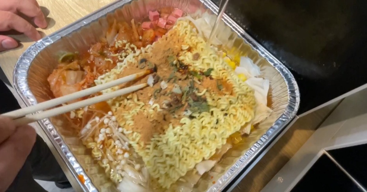 獨家／顧客砲轟無人拉麵髒噁！桌上檳榔、垃圾沒清's OG Image