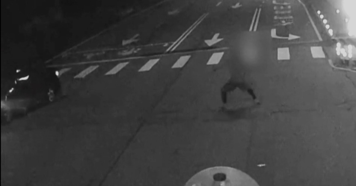 是誰啦？男拿石塊亂丟小黃、轎車 嚇壞駕駛們急報案's story cover image