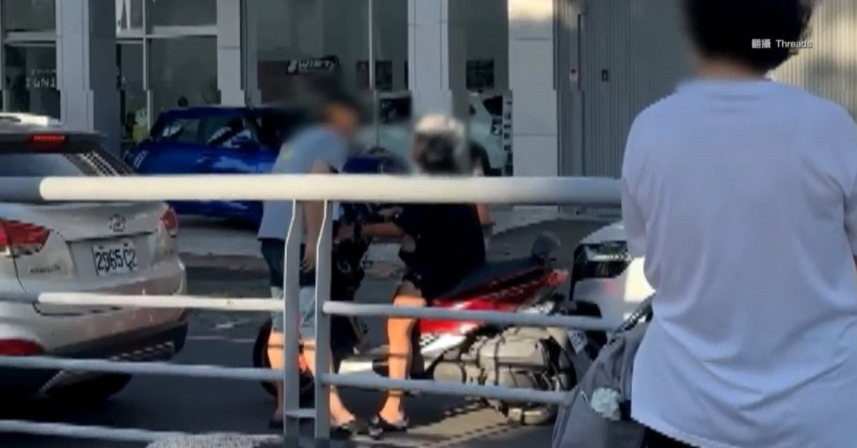 慢車道疑轎車撞機車 駕駛失控下車對騎士咆哮's story cover image