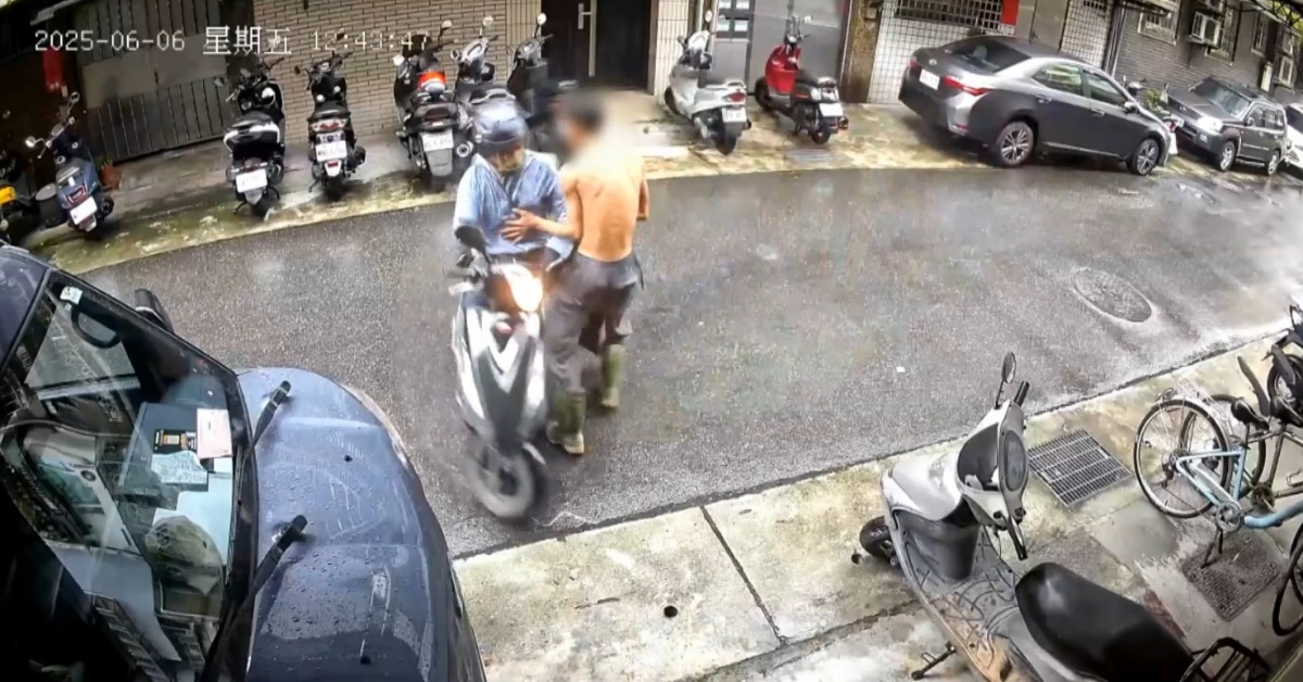 外籍男「衣服來不及穿」跑給警追！ 外送員急幫攔人's story cover image