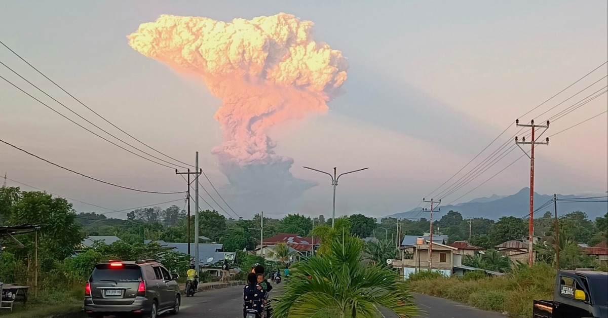 印尼勒沃托比火山大規模噴發 火山灰竄高逾1萬公尺