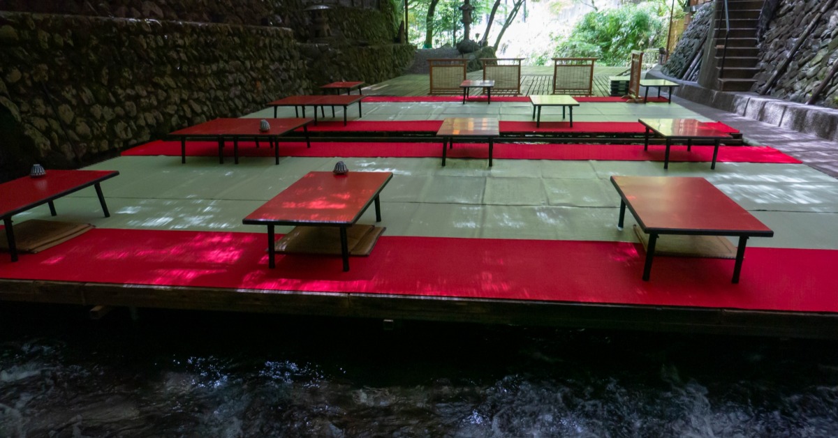京都貴船川知名「川床」坍塌！ 6位用餐客人慘墜河