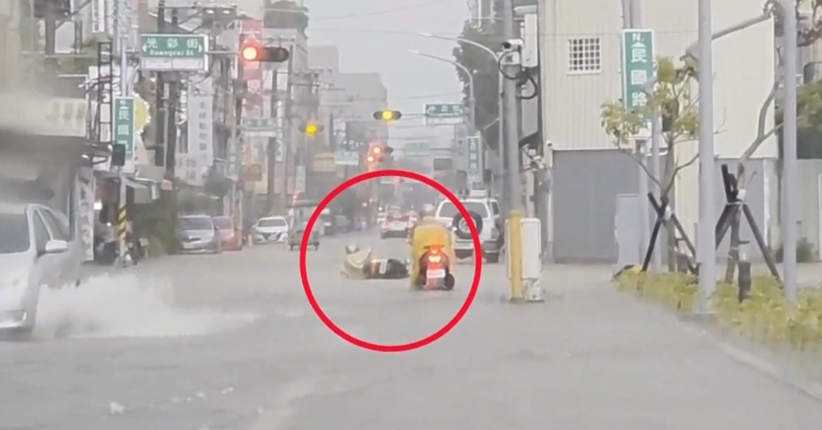 時雨量92毫米！恐怖暴雨炸嘉義市 車泡水無奈's story cover image
