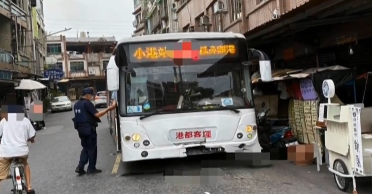 驚嚇！直直開公車突然撞過來 轎車駕駛：司機睡著？'s story cover image