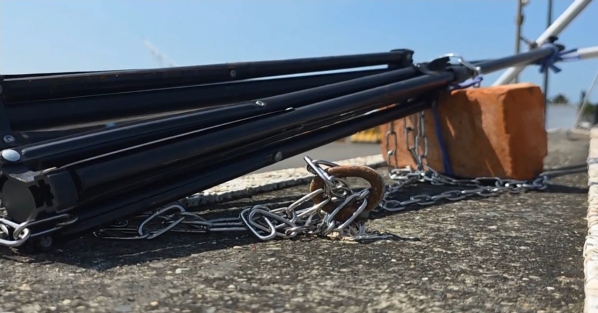 互陷害？為拍煙火秀腳架亂卡位、器材遭丟海's OG Image