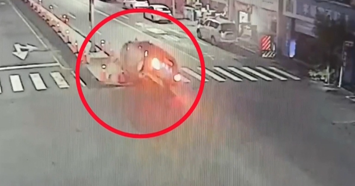 酒駕撞分隔島！車彈起翻覆再滑移 女一度受困's story cover image