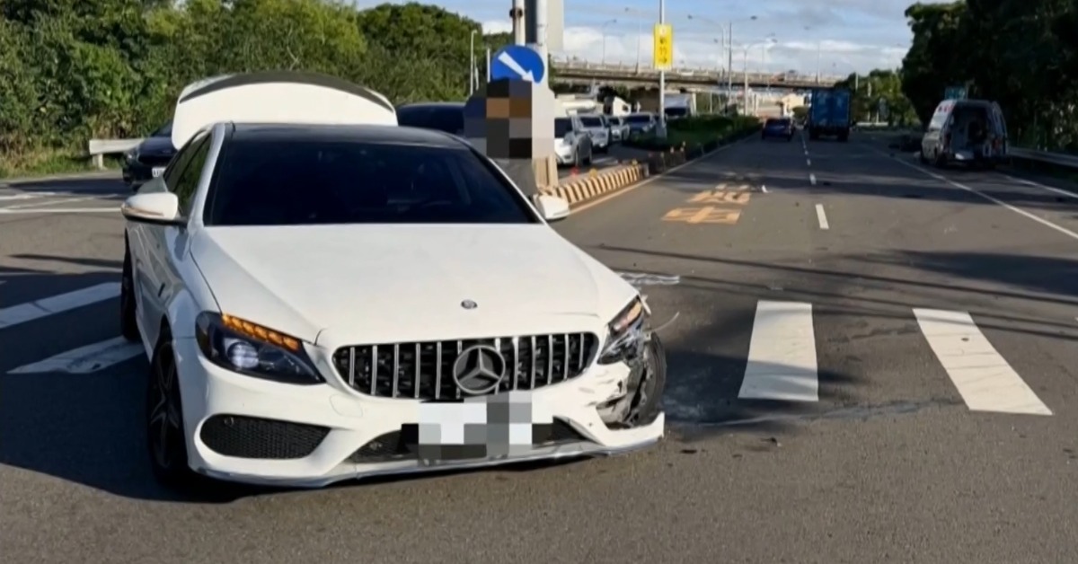 疑闖紅燈看到車來不及閃！ 騎士撞飛數十米重傷's story cover image