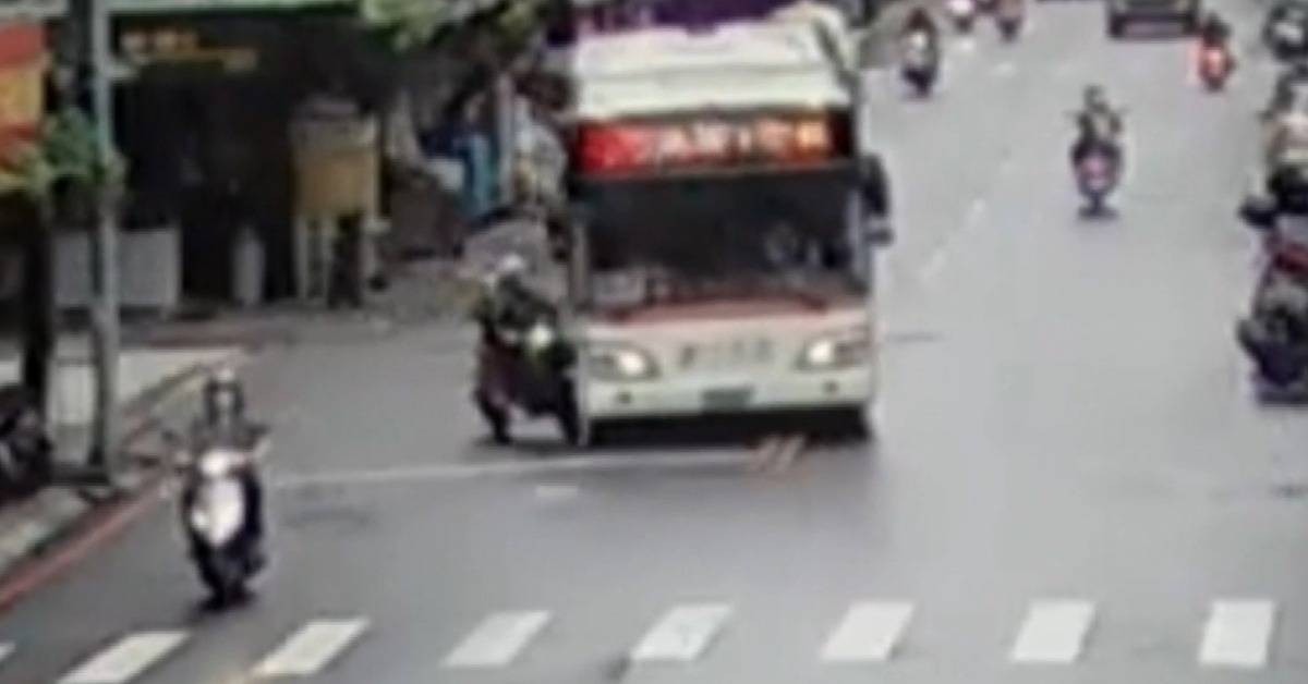 無號誌路口釀禍！ 機車未禮讓直行車 衝撞公車倒地's story cover image