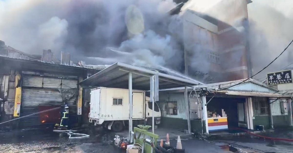 樹林工廠大火濃煙飄進校園！柑園國小5百師生急疏散 下午停課's story cover image