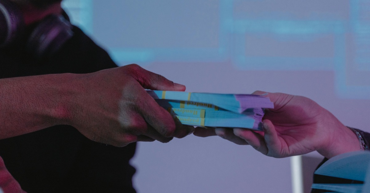 男廁撿到「近百萬現金」！竟是詐團贓款 警方循線連逮11人's story cover image