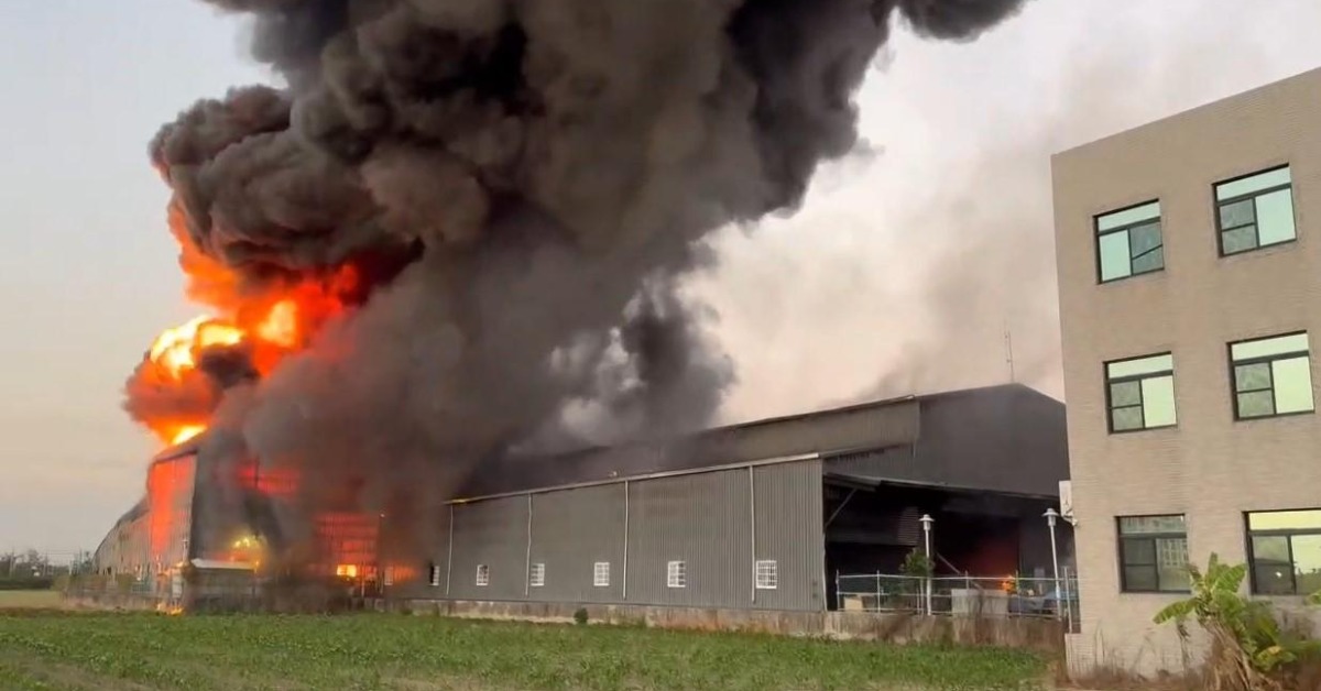 快訊／快關窗！台南工廠火警 恐怖濃煙竄天's story cover image