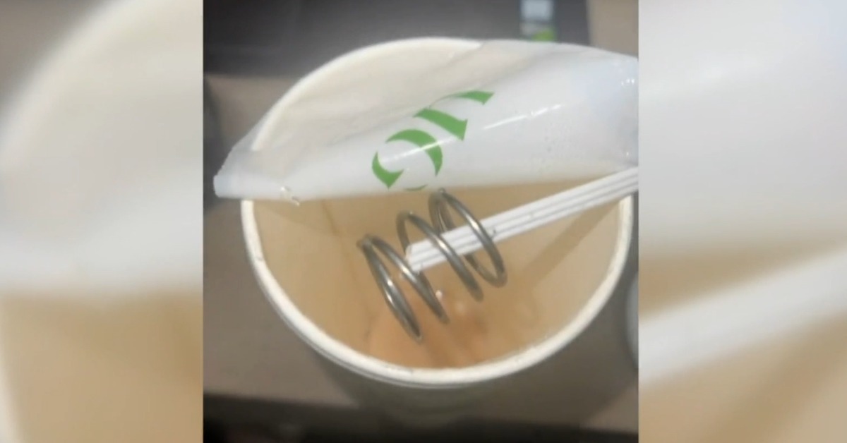 獨家／手搖飲「加料」傻眼！民眾喝完才發現「杯底有彈簧」's story cover image