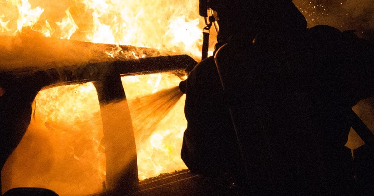 女駕駛新車剛買一週！無照少年闖紅燈撞上...慘燒成廢鐵's story cover image