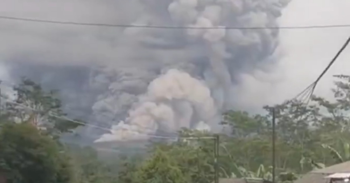 13公里火山灰柱衝天！印尼塞梅魯火山再度爆發