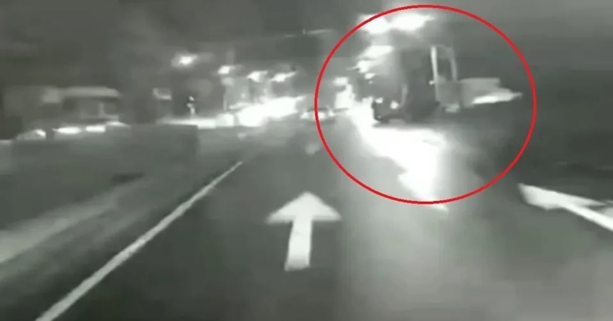 影／失控廂型車急偏右直撞宜蘭警！撞擊瞬間曝光's story cover image