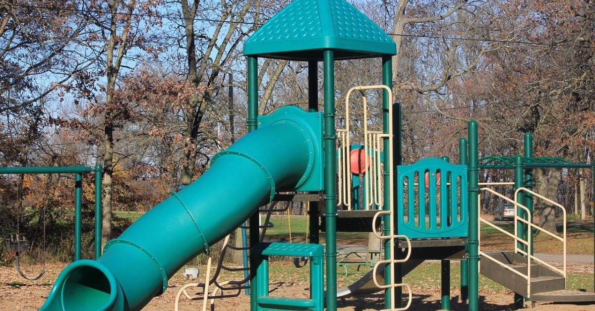 阿公阿嬤公園溜滑梯下「激戰」 下場曝光's story cover image