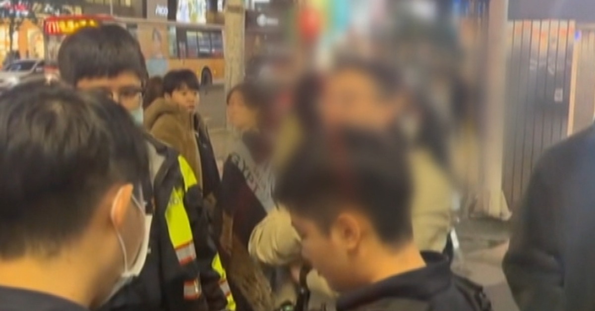 中山狼連襲6女臀部 遭正義哥制伏...一票人認出他's story cover image