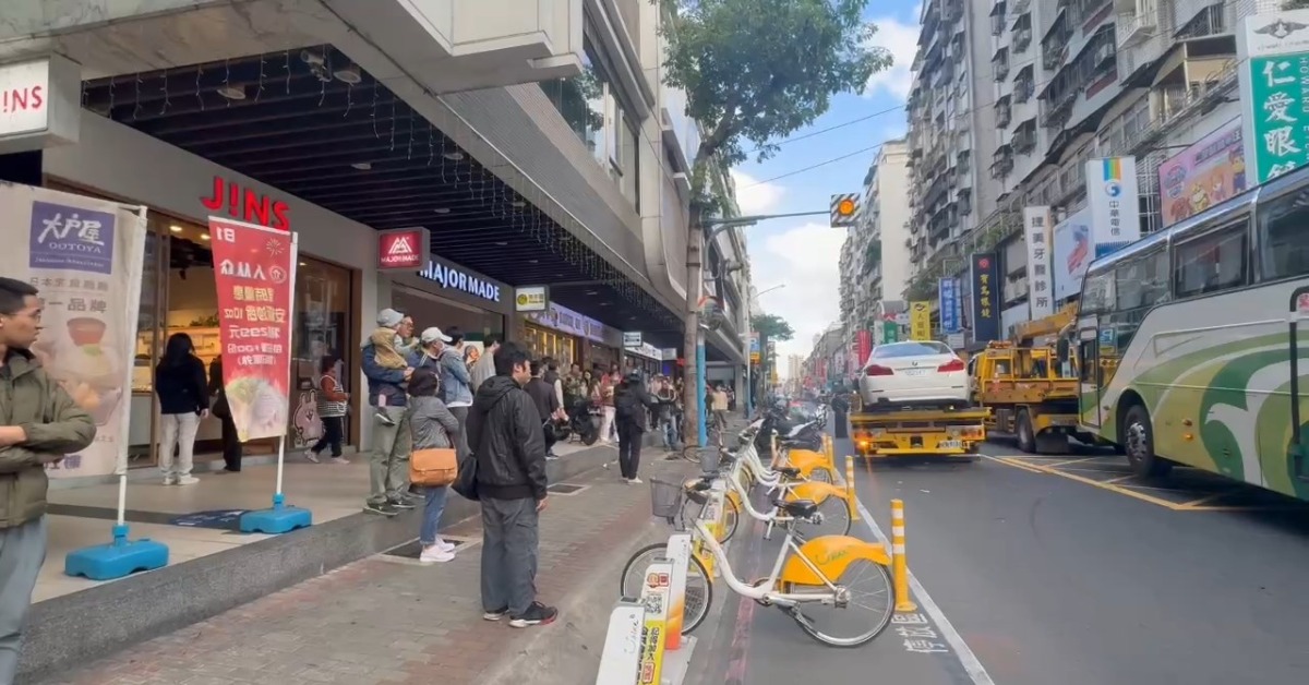 新莊恐怖車禍！轎車暴衝撞多車 司機OHCA搶救中's story cover image