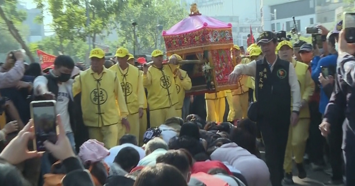 「4女神」會合！粉紅超跑南巡 信徒搶躦轎腳擠爆's story cover image