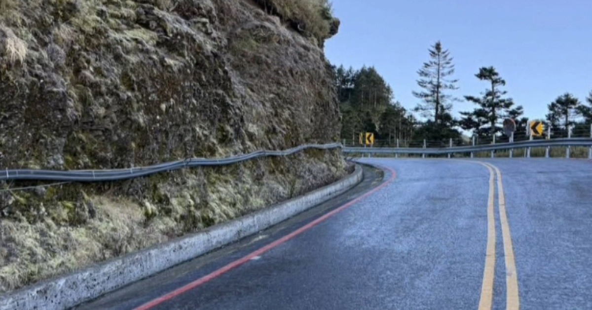 山區氣溫降！合歡山水晶宮「路面結霜」多車打滑慘摔's story cover image