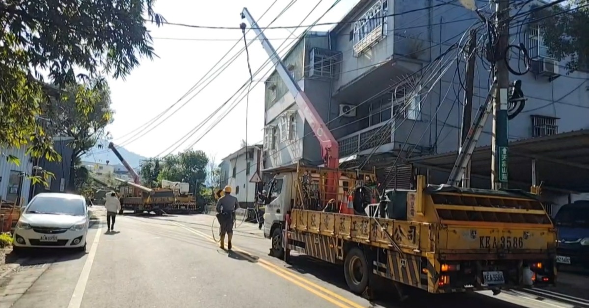 獨家／曳引車扯倒電線桿 害騎士摔車、790戶一度停電
