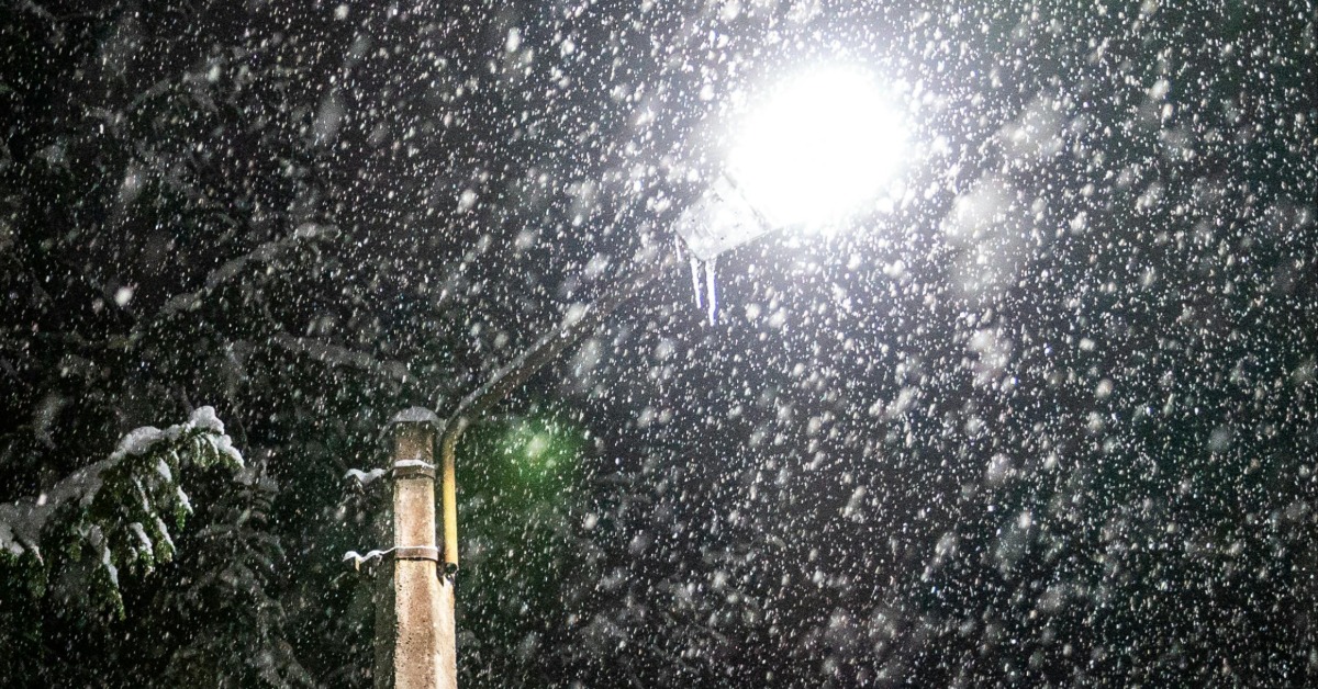 暴雪冰封阿姆斯特丹機場 空服員報到「寸步難行」