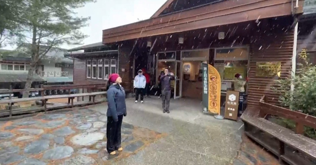 相隔10年！海拔2千米「清境下雪霰」 居民嗨翻