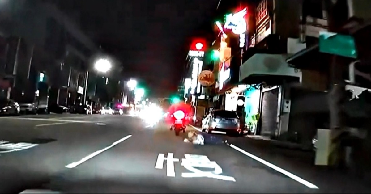 獨家／檔車騎士疑加速 女乘客「沒抓好」後仰慘摔落's story cover image