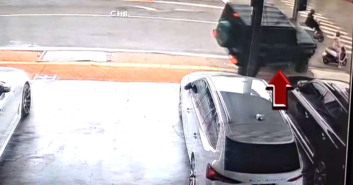 獨家／驚險！女騎士往前騎只差5秒 吉普車「飛撲式」猛撞's story cover image