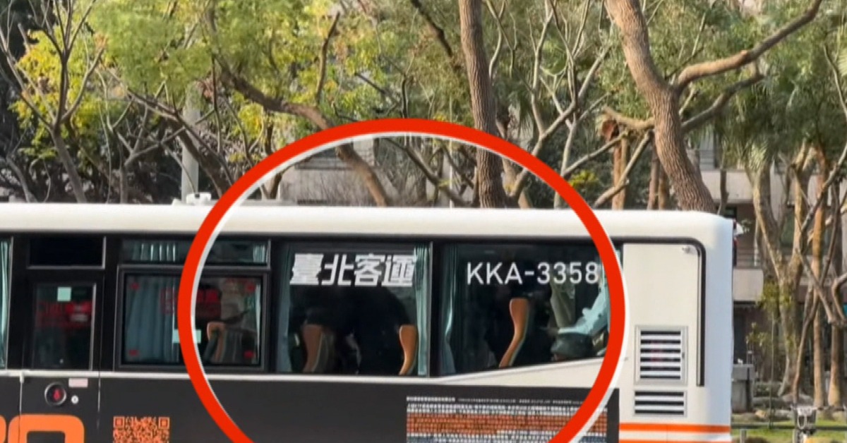 警獲報公車上男子激動吼叫 持盾牌上車逮人's story cover image