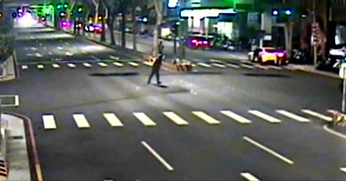 路口驚見50萬「鈔票雨」 警追回8成失款's story cover image