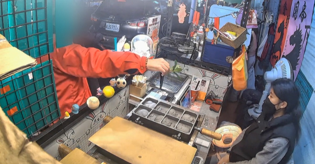 獨家／示愛？阿伯送雞蛋糕闆娘花 拒收仍「丟攤位」's story cover image