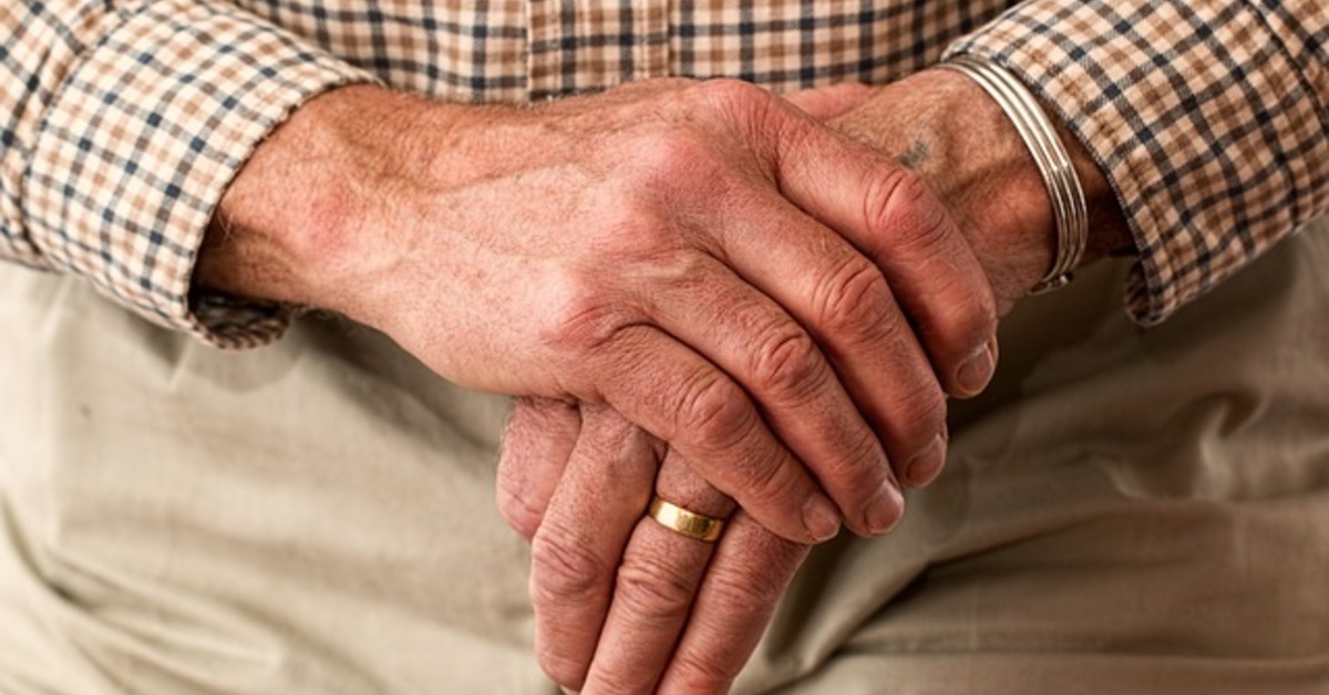 抓包90歲阿公偷聞孫子女友貼身衣物！網建議1招制止