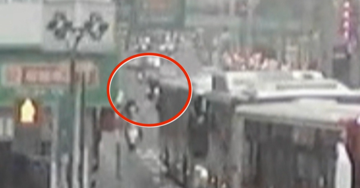 幹嘛瞪我！騎士追車徒手揮打 又拿鐵鎚恐嚇