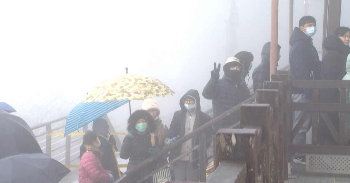 寒流報到！ 遊客上山追雪 太平山下「冰霰」