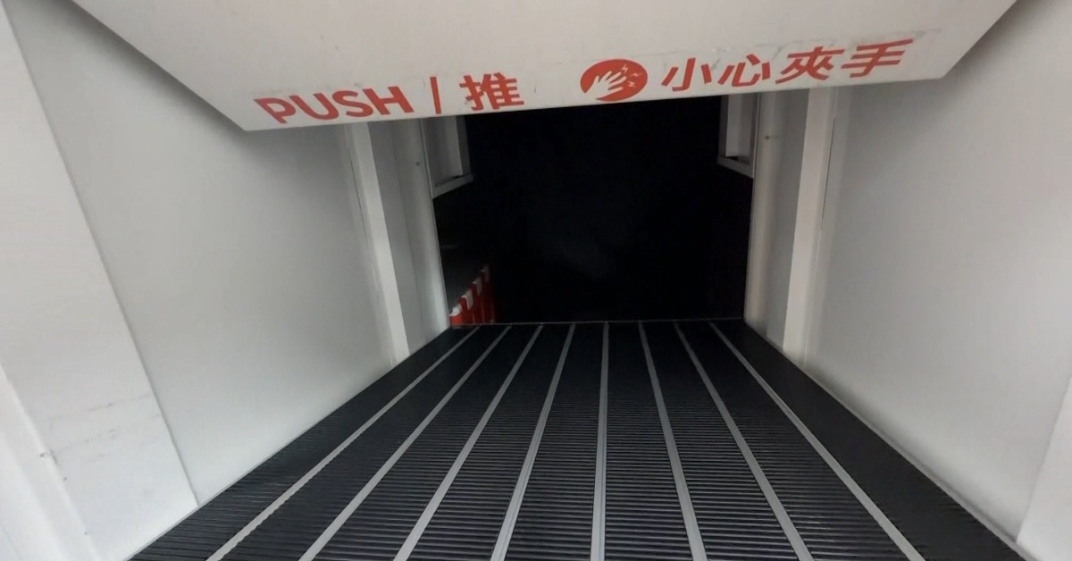 惡搞蝦皮智取店！嘻笑間將醉男丟進寄件櫃